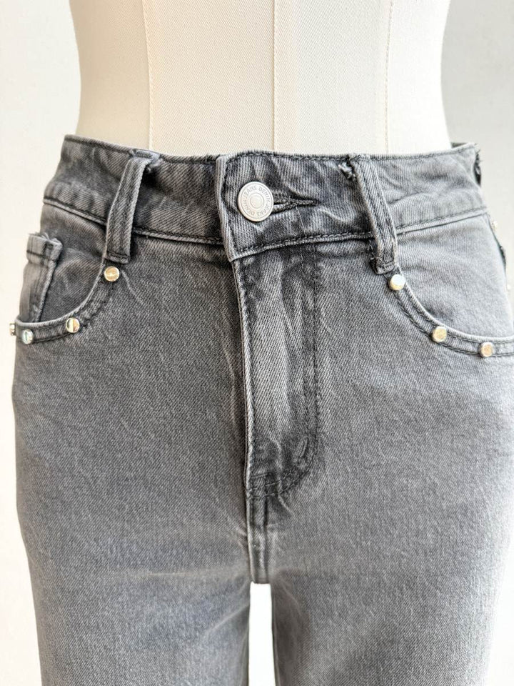 Jeans Gris con Remaches Decorativos