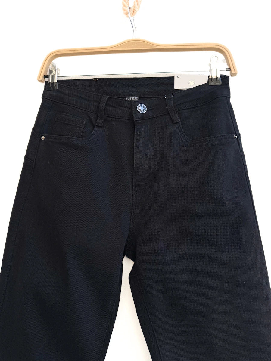 Pantalón de Mezclilla Negro de Corte Recto con Ligera Campana