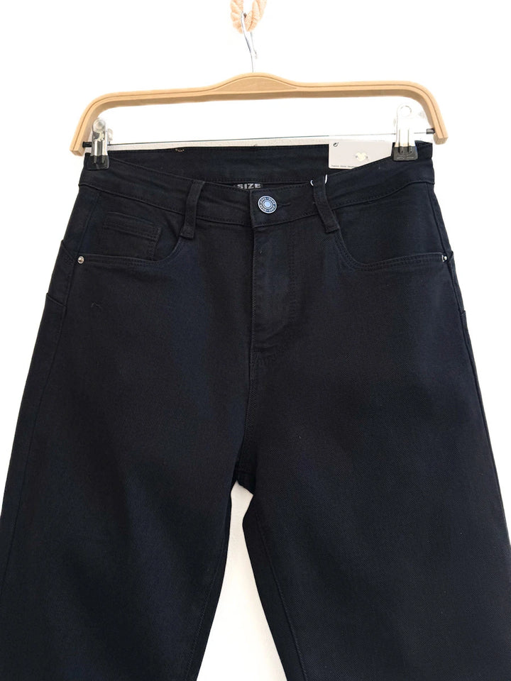 Pantalón de Mezclilla Negro de Corte Recto con Ligera Campana