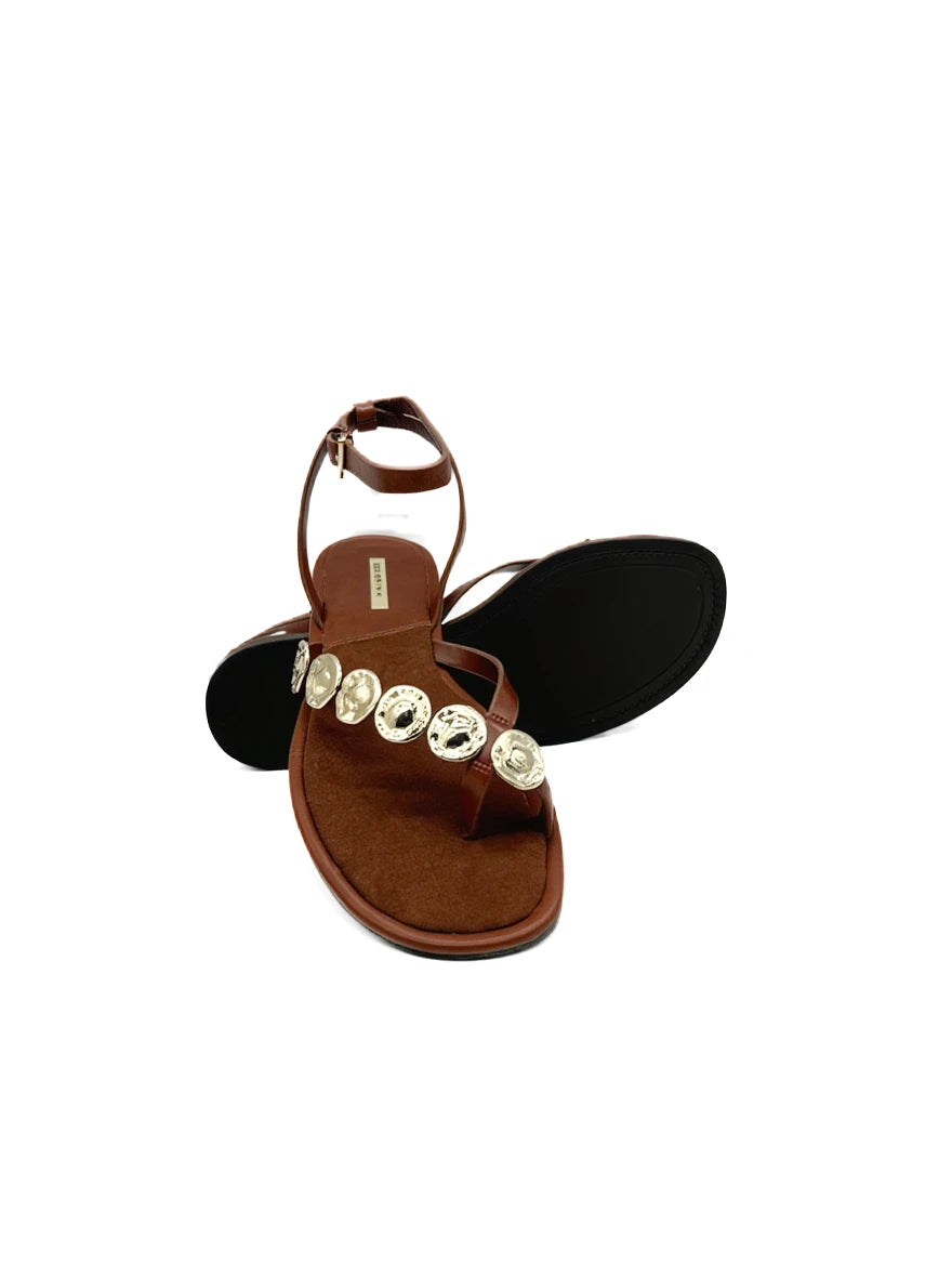Sandalias de Dedo Boho con Discos Dorados y Tira Ajustable para Mujer