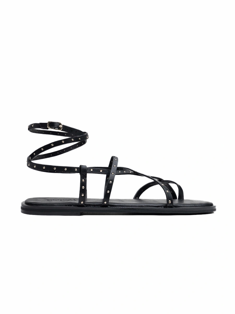 Sandalias romanas con tachuelas y tiras al tobillo