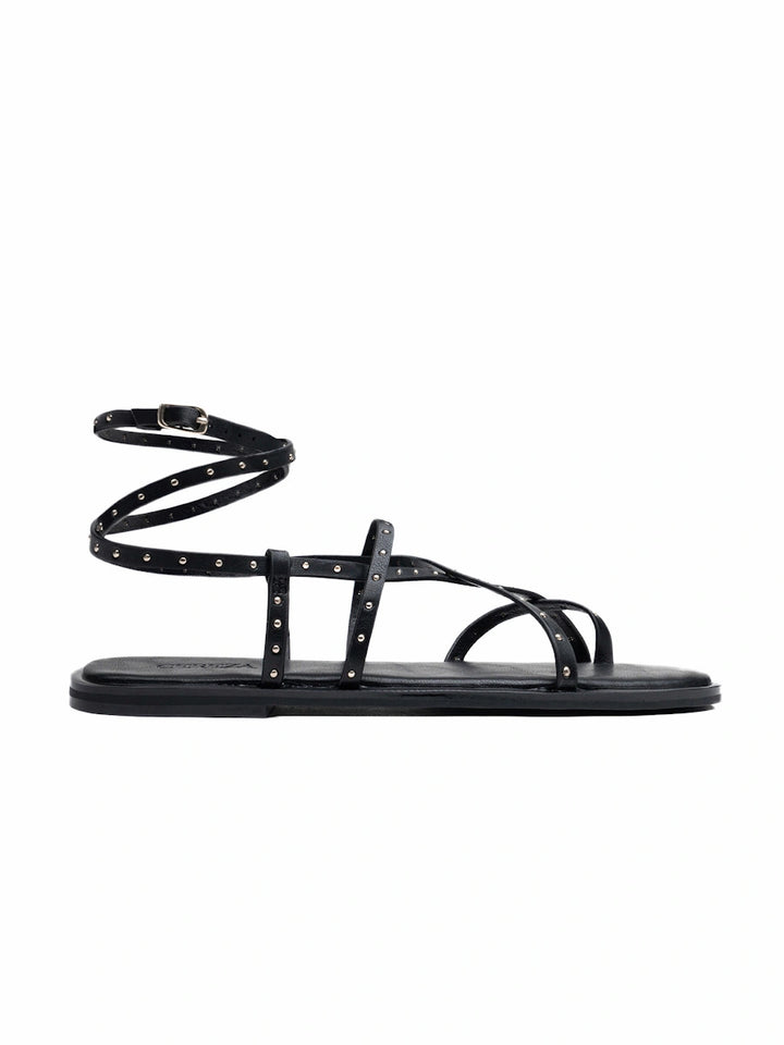 Sandalias romanas con tachuelas y tiras al tobillo