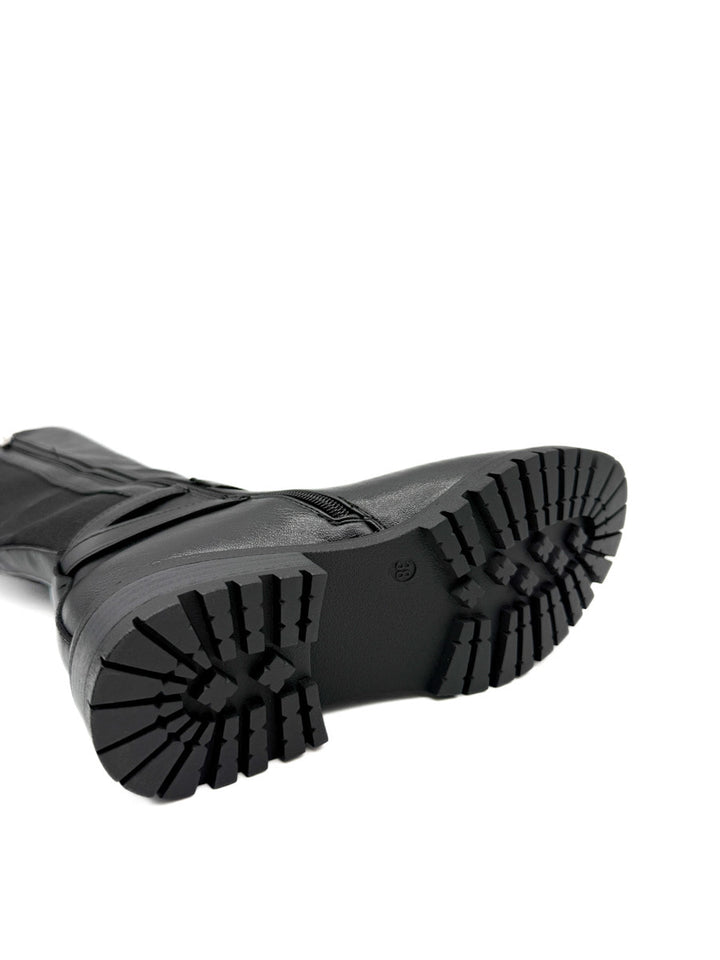 Botas de Caña Alta con Detalles Elásticos y Correa Ajustable.