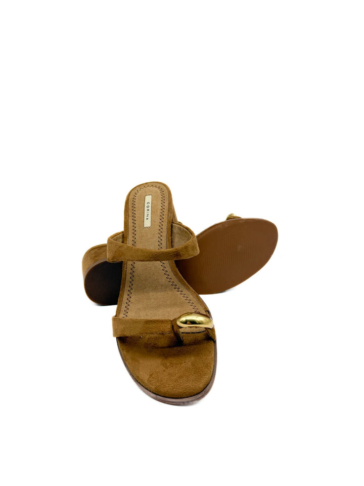 Sandalias de Tacón Bloque Corina con Detalle Dorado y Tira de Dedo