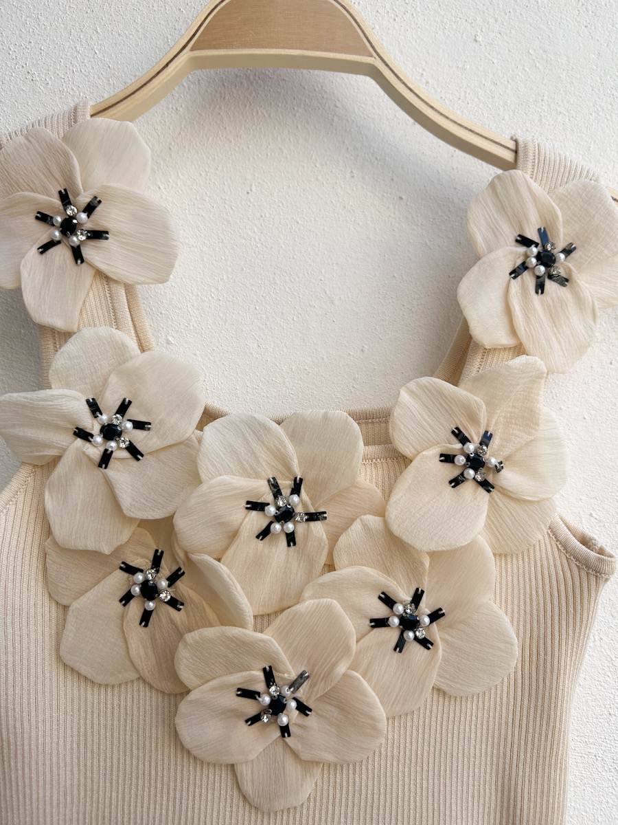 Top Beige de Punto con Apliques Florales 3D