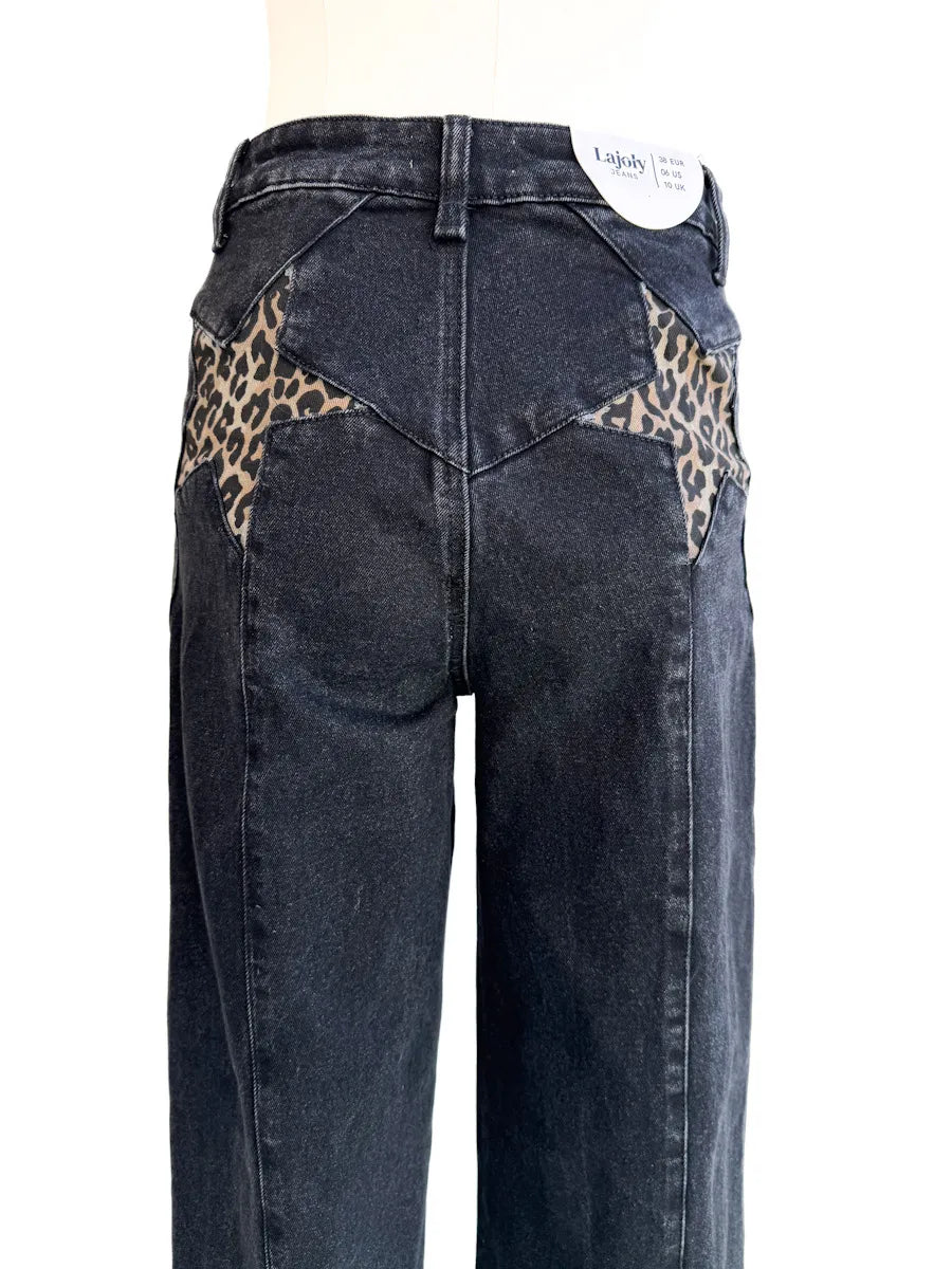 Vaqueros negros de corte amplio con detalle de leopardo