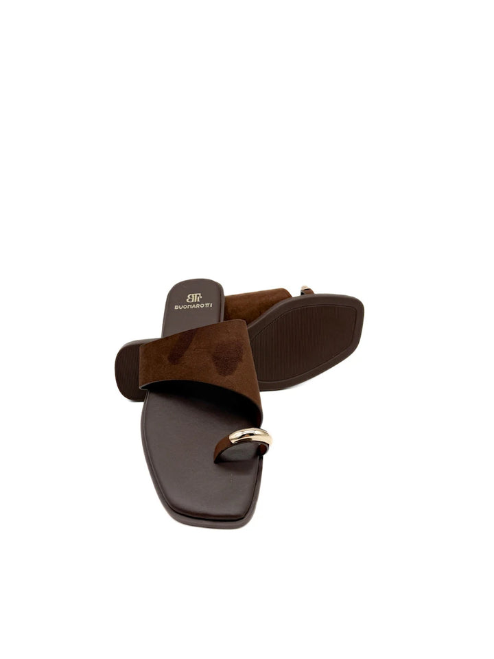 Sandalias Planas con Anillo Metálico y Pala Ancha