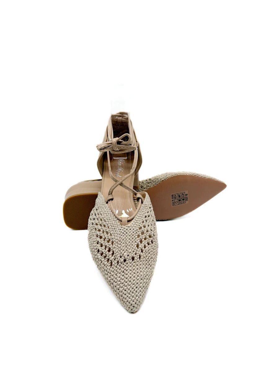 Zapato de tacón bajo con punta trenzada y cintas al tobillo