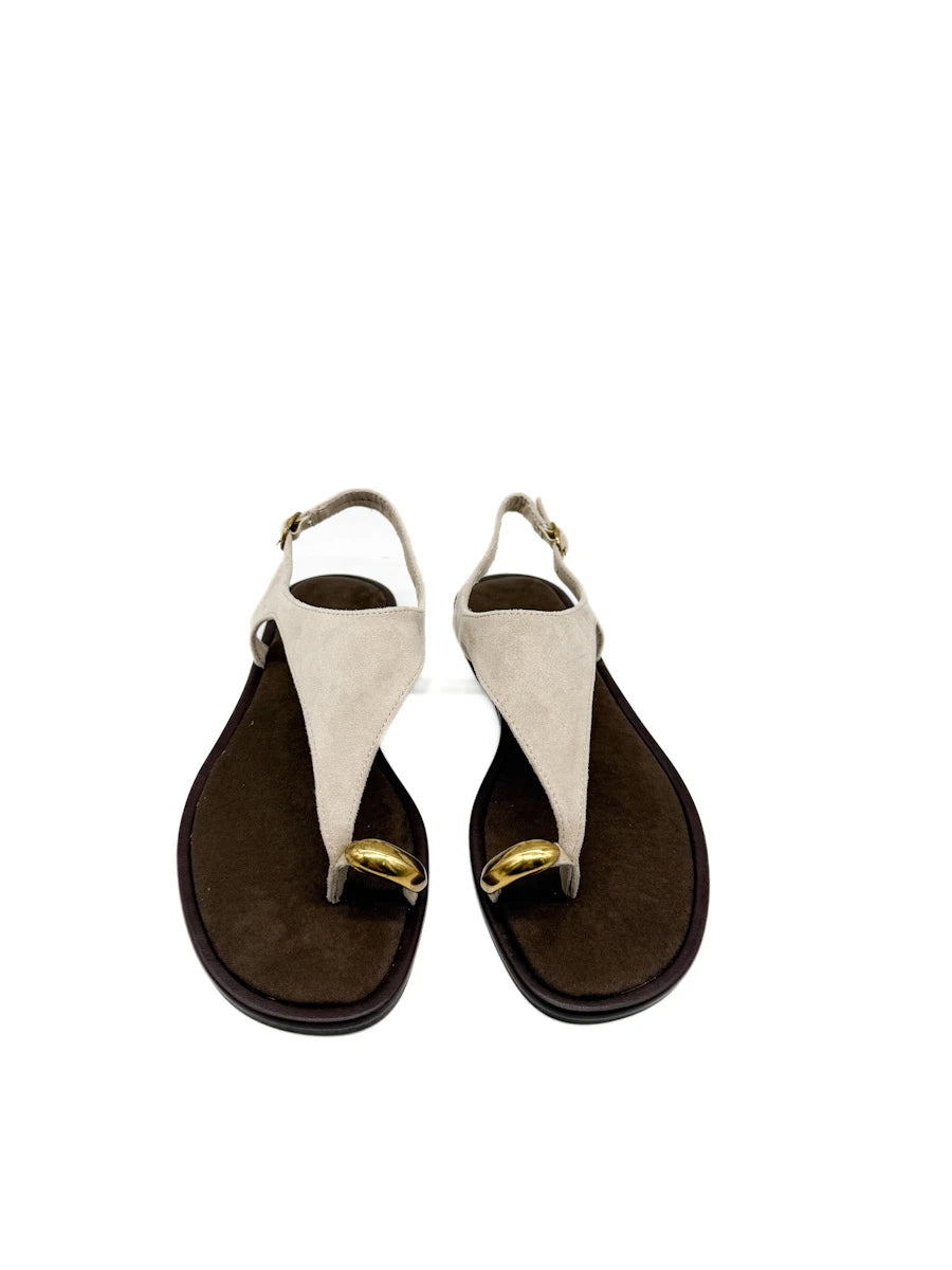 Sandalias Minimalista en Ante con Detalle de Anillo Dorado