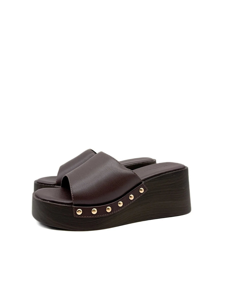 Sandalias de Cuña Tipo Zueco con Plataforma Efecto Madera y Tachuelas