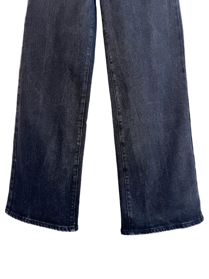 Vaqueros negros de corte amplio con detalle de leopardo