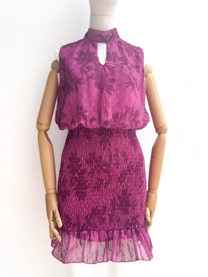 Vestido Corto Estampado con Cuello Alto y Nido de Abeja
