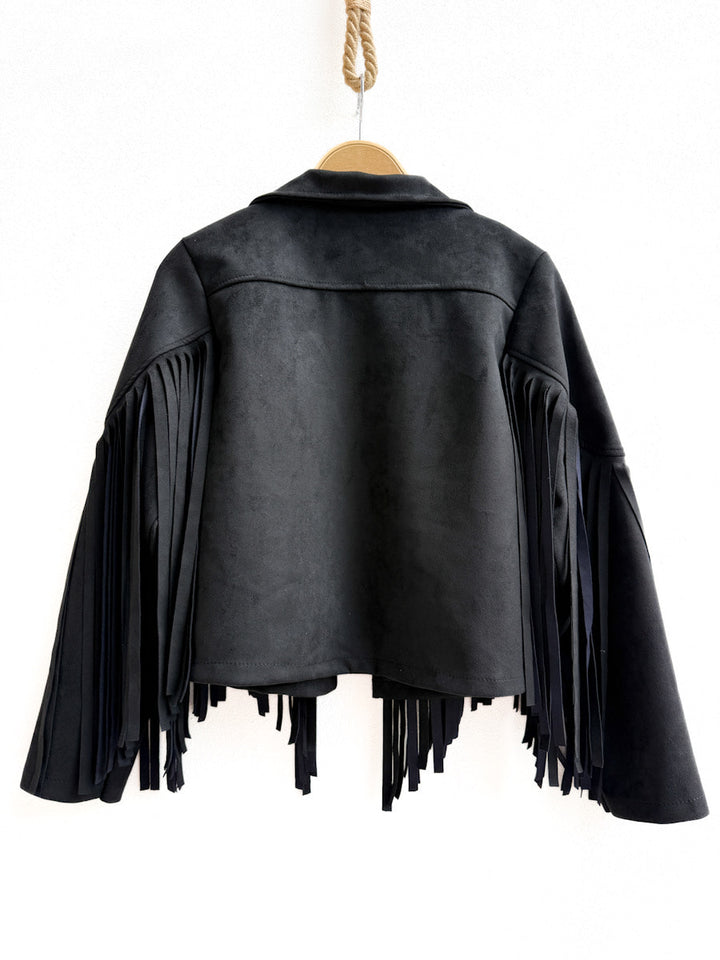 Chaquetas Cortas con Flecos: Estilo Bohemio y Moderno