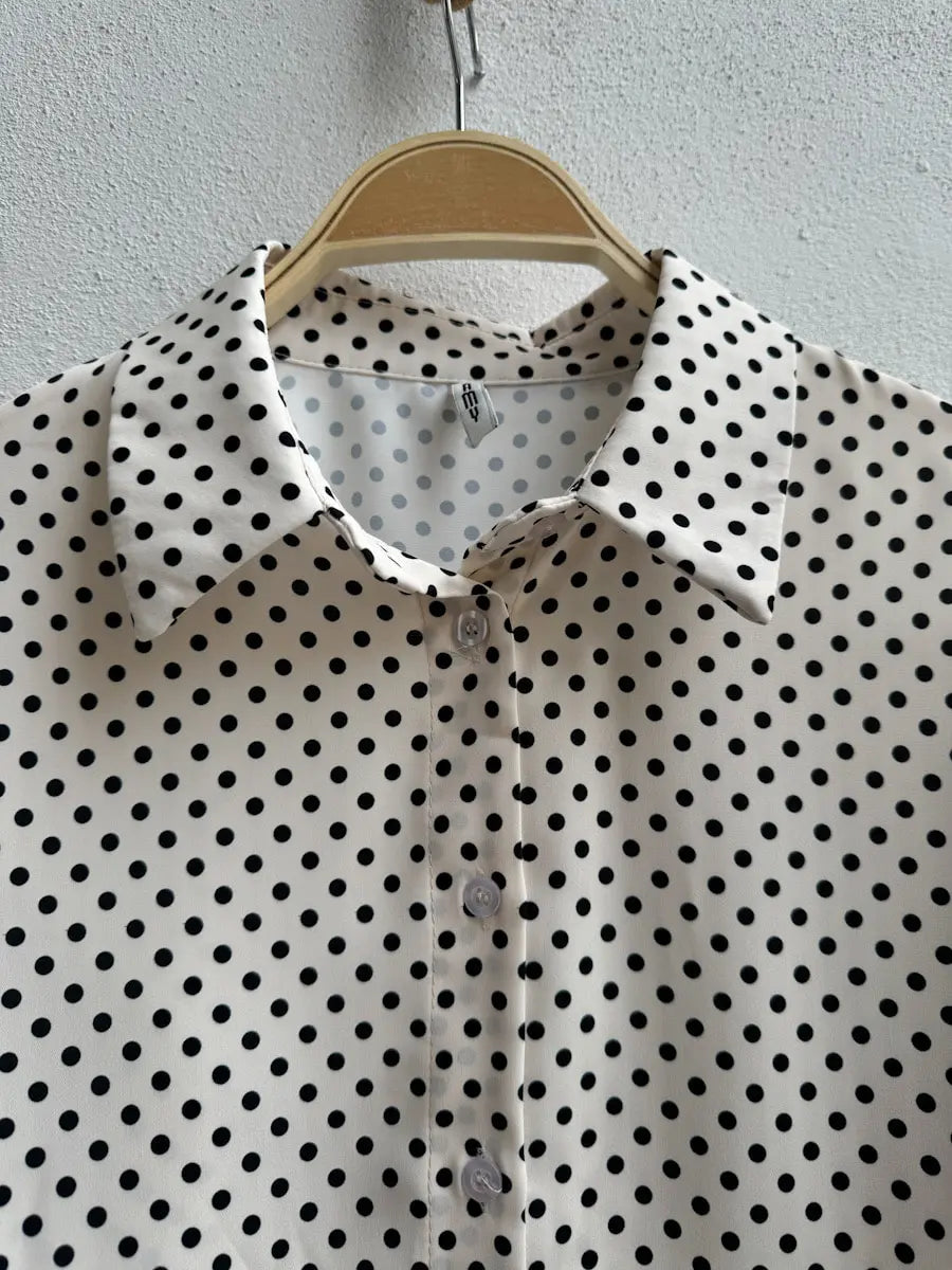 Blusa de Lunares: Elegancia y Estilo Atemporal