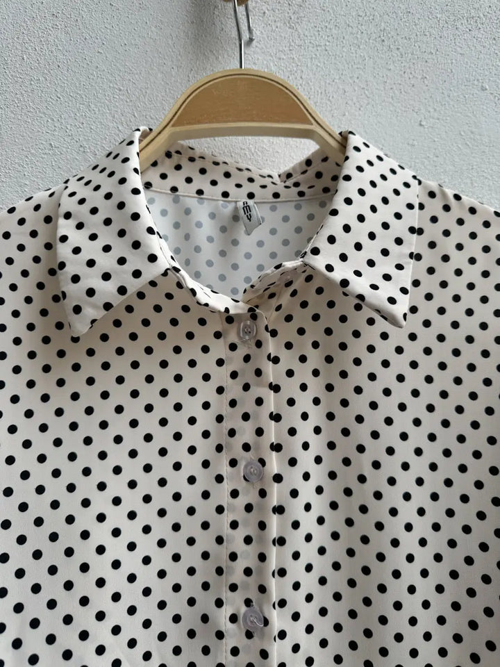 Blusa de Lunares: Elegancia y Estilo Atemporal