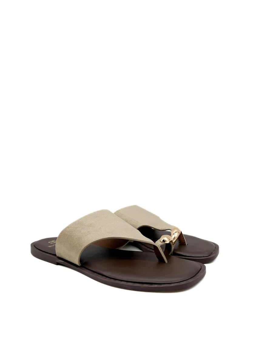 Sandalias Tipo Pala de Dedo con Detalle Metálico Dorado Mujer