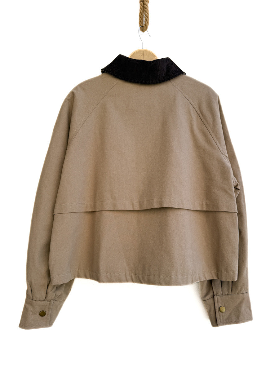 Chaqueta Corta con Cuello de Pana – Estilo Casual y Atemporal