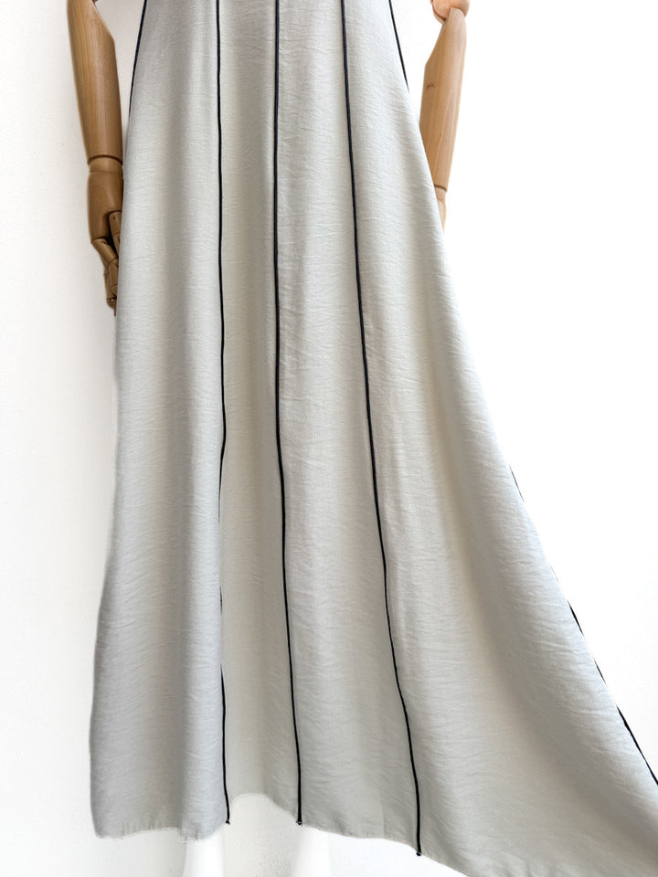 Vestido largo con líneas verticales en contraste – Disponible en varios colores