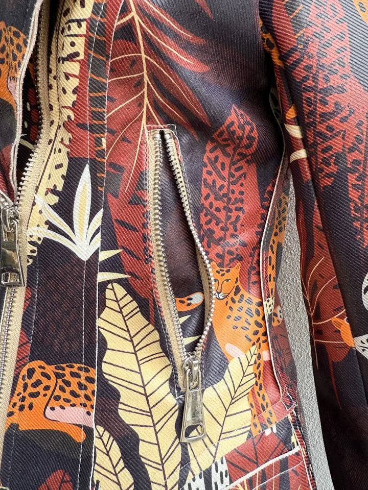 Chaqueta Biker con Estampado Tropical y Leopardo – Diseño Audaz y Moderno