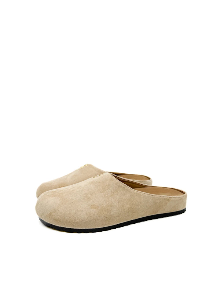 Zuecos Mule de Antelina con Detalle Metálico Dorado y Suela Dentada