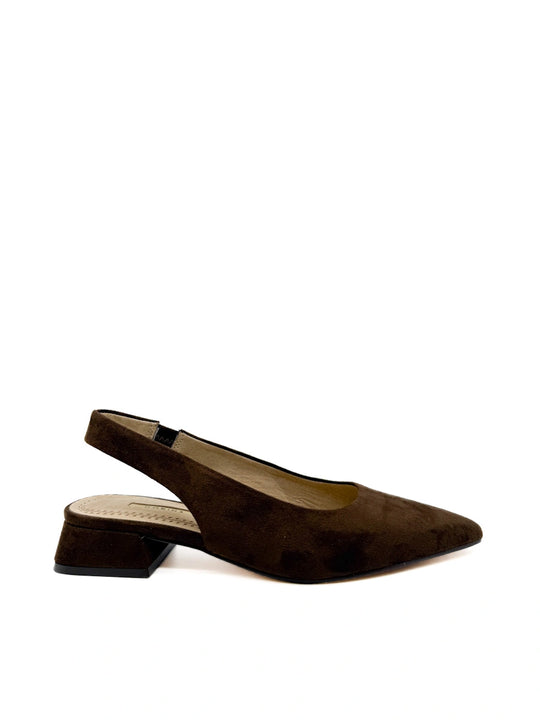 Zapatos destalonados corina M6215 de punta fina con adorno y tira ajustable.