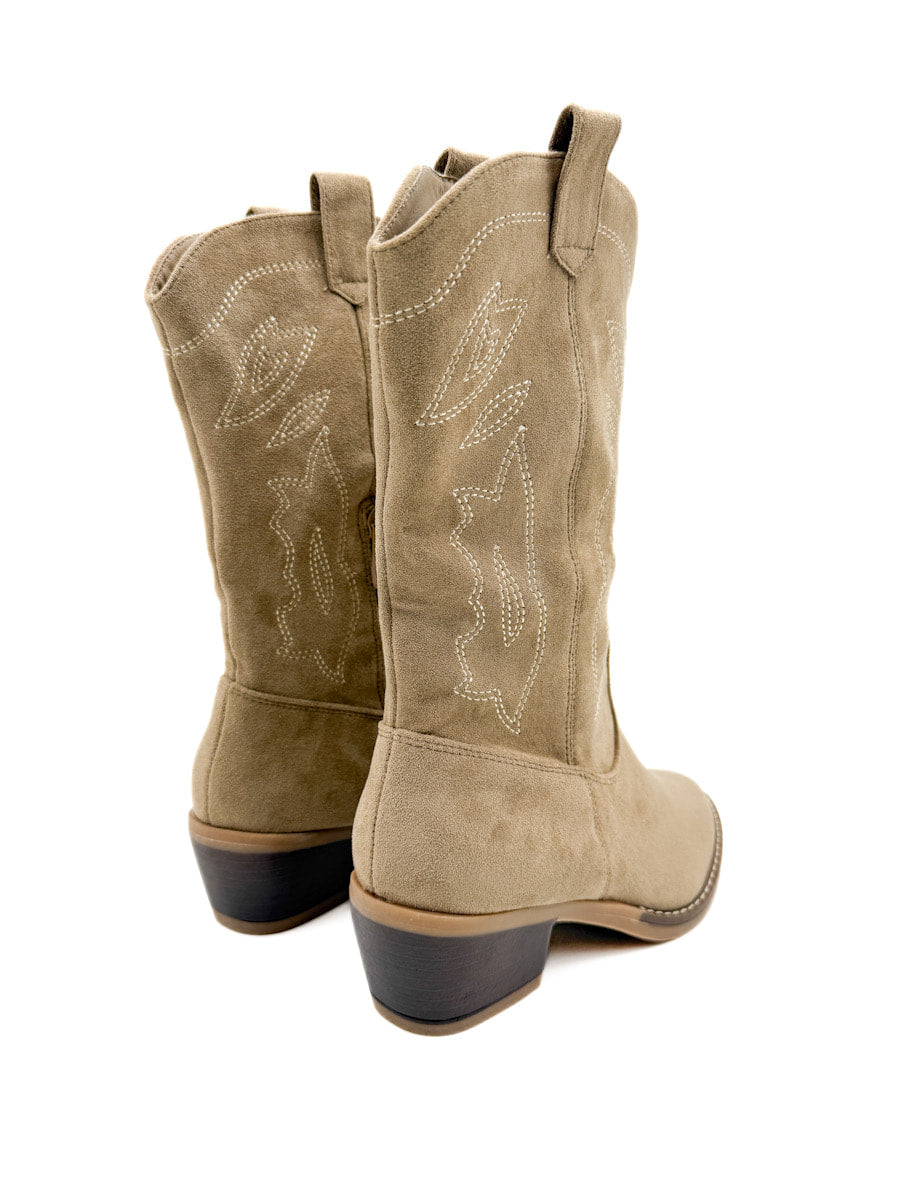 Bota cowboy de antelina color kahki con bordado.
