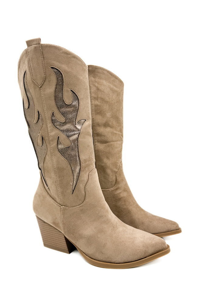 Bota cowboy de Tono Beige con Detalles en Llamas Metálicas