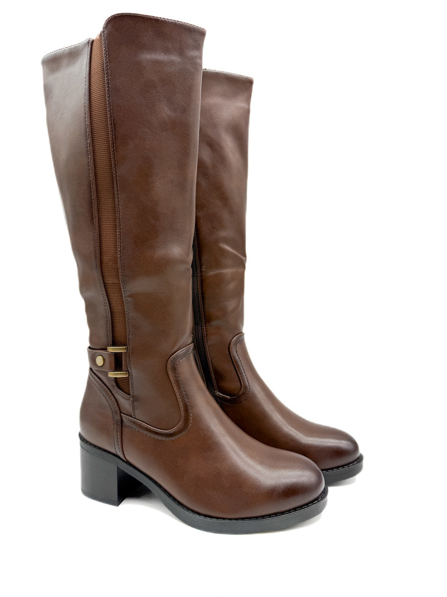 Bota alta marrón con tacón grueso y detalles metálicos