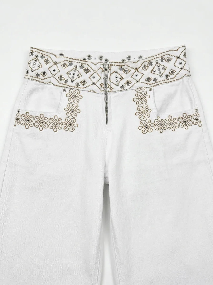 Pantalón ancho blanco con bordado decorativo