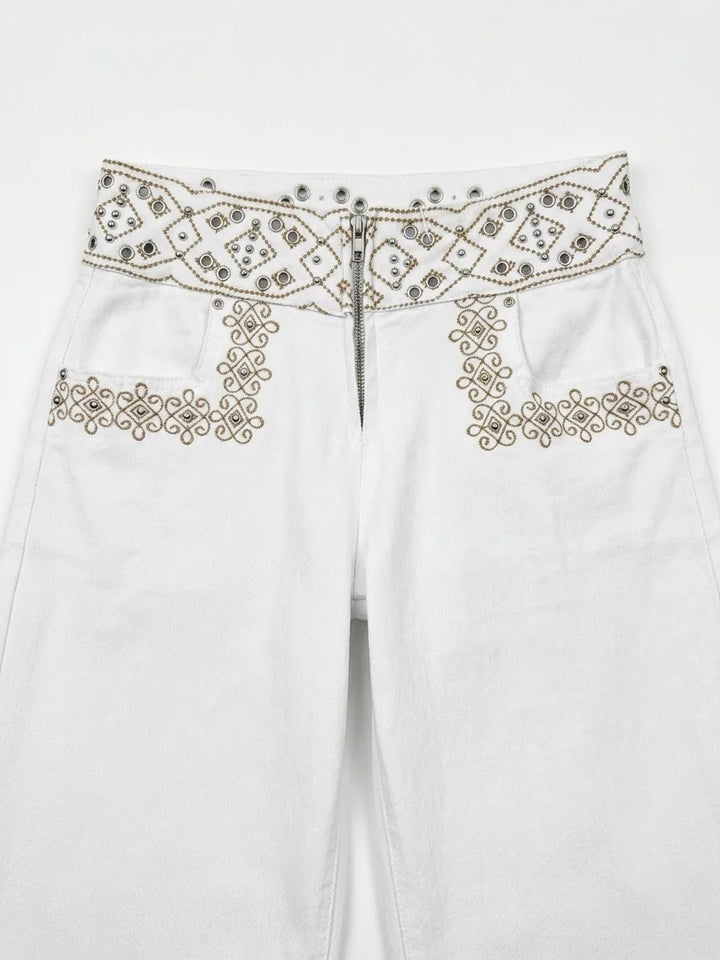 Pantalón ancho blanco con bordado decorativo