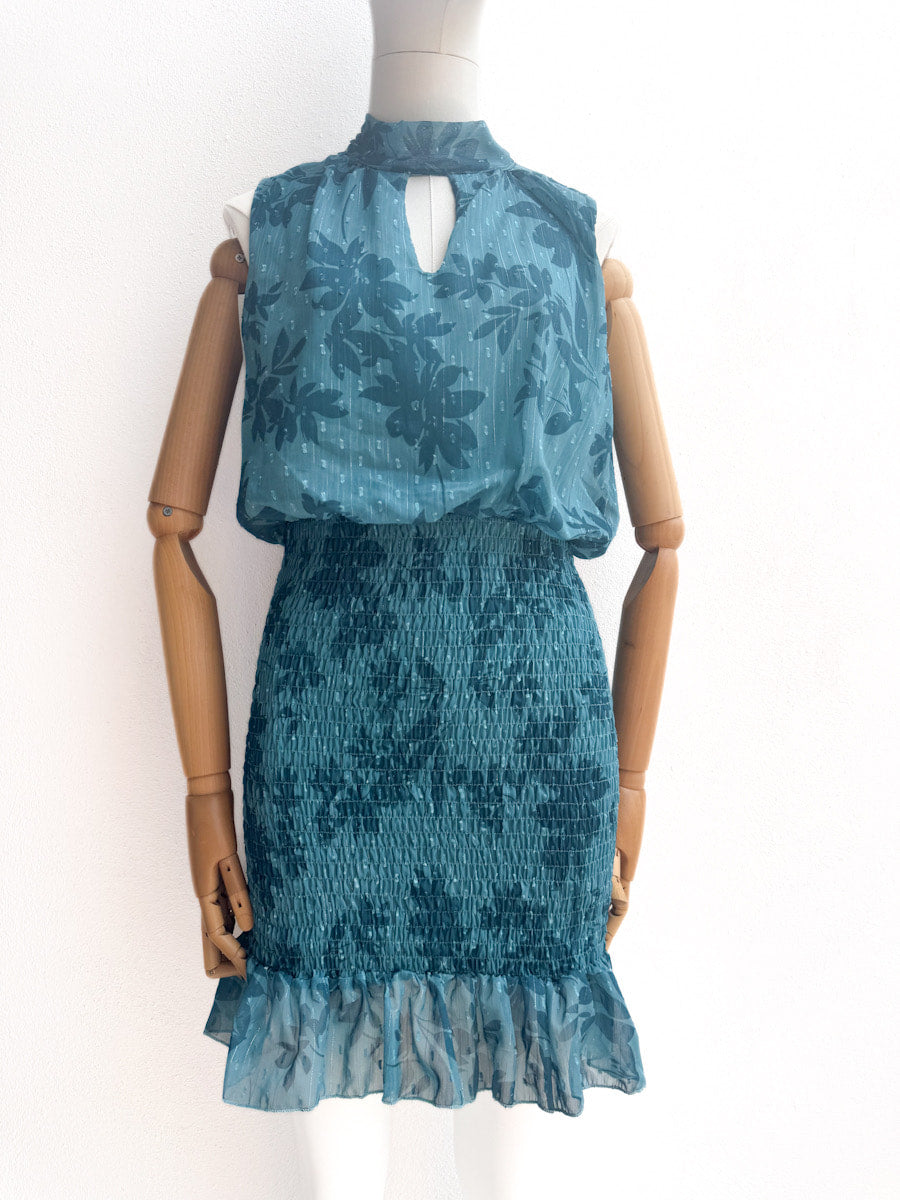 Vestido Corto Estampado con Cuello Alto y Nido de Abeja