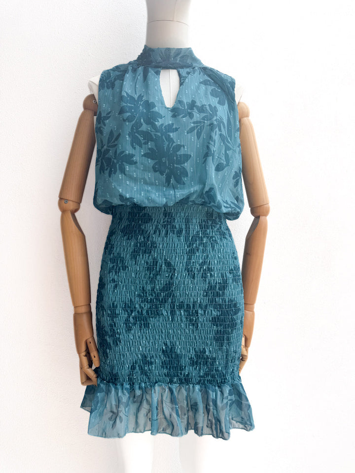Vestido Corto Estampado con Cuello Alto y Nido de Abeja