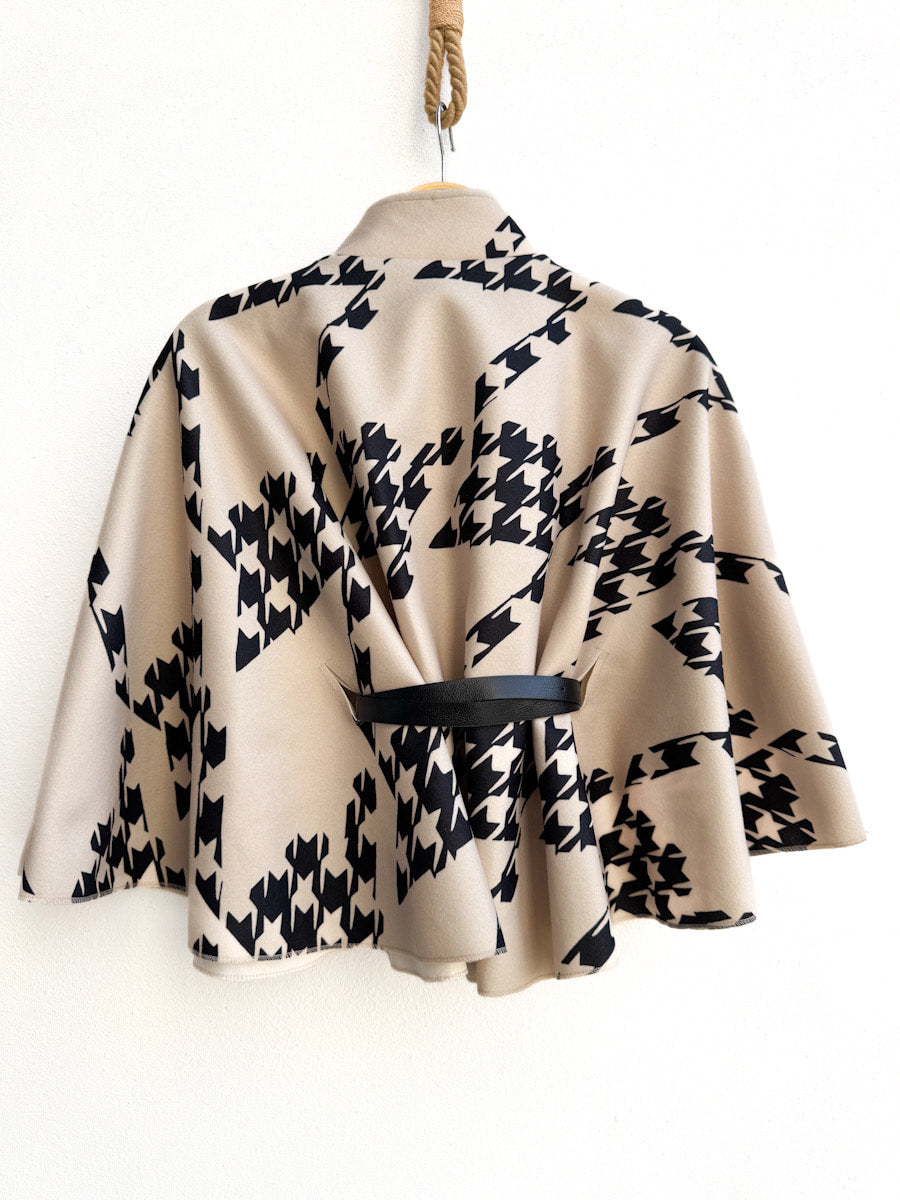 Poncho corta con cinturón y cuello alto