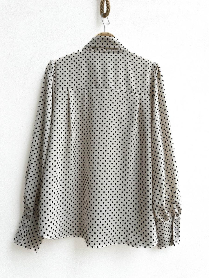 Blusa de Lunares con Lazo en el Cuello, Disponible en Beige y Mostaza