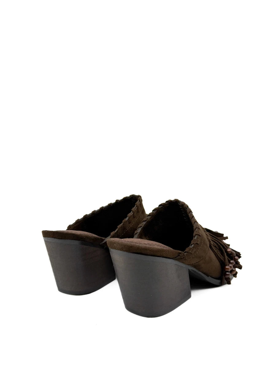 Mules Corina estilo boho-chic en caeml  con flecos y cuentas.