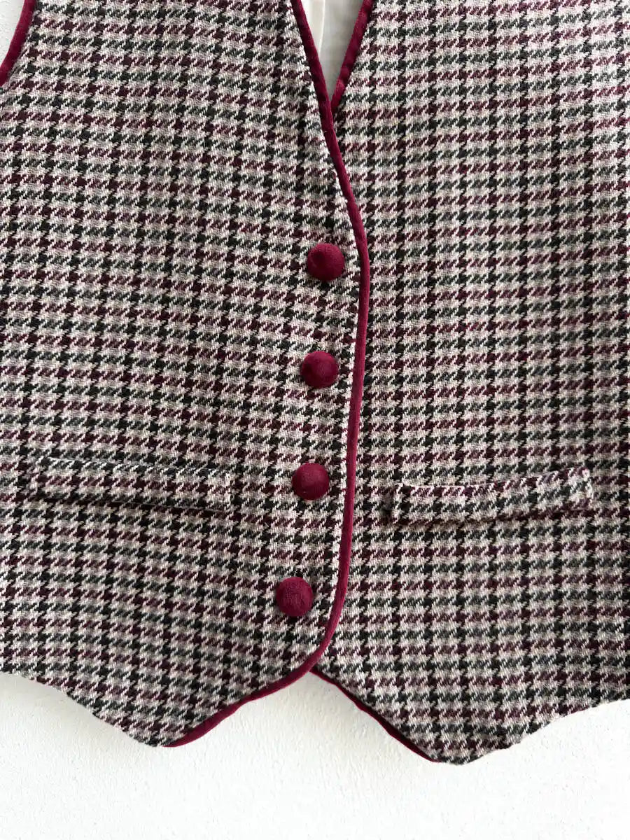 Chaleco Clásico de Pata de Gallo con Botonería Burdeos