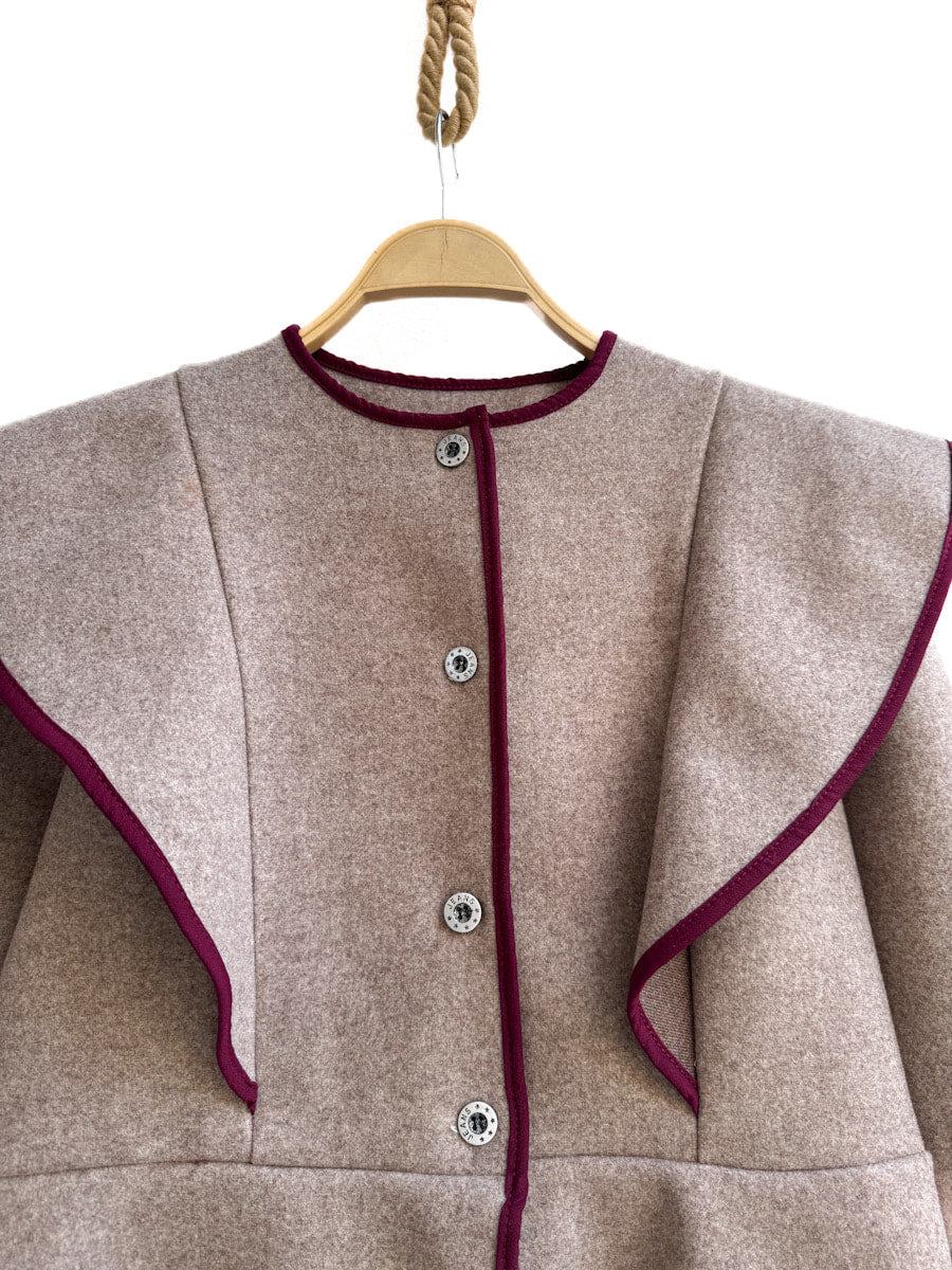 Chaqueta de paño con volante frontal y ribete en contraste