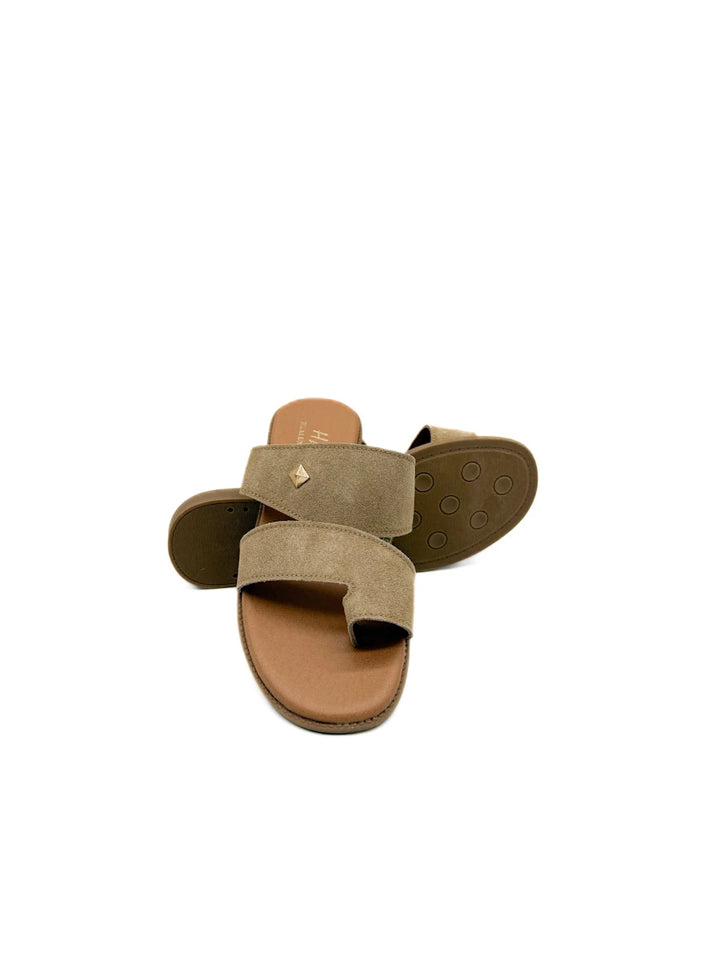 Sandalias Planas con Anillo al Dedo y Correas Cruzadas en Antelina