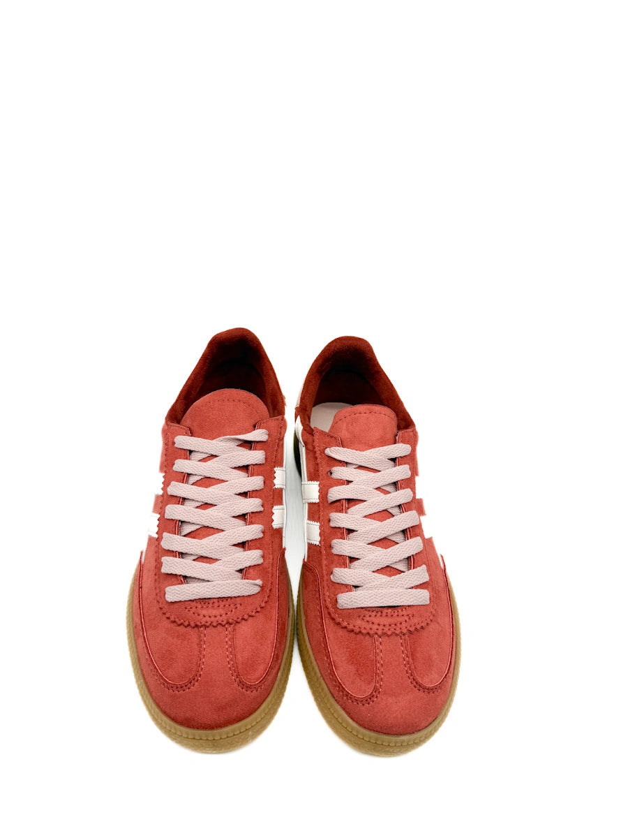 Zapatillas Corina Estilo Terrace con Detalles de Contraste y Suela Texturizada.