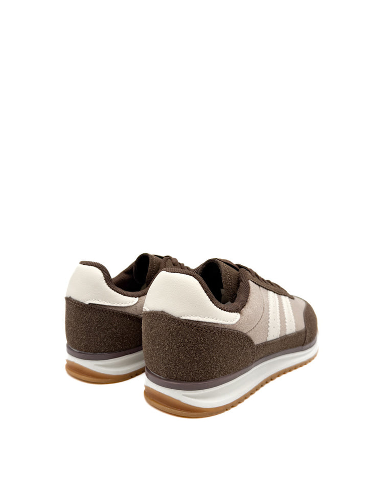 Zapatilla Deportiva Retro en Tonos Marrón y Blanco