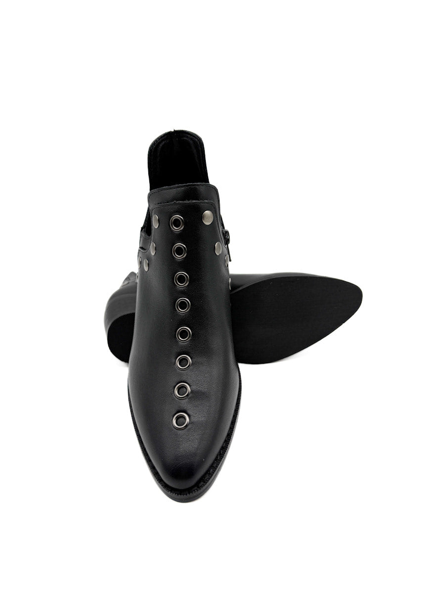 Botines cowboy con tachuelas y cremallera lateral.