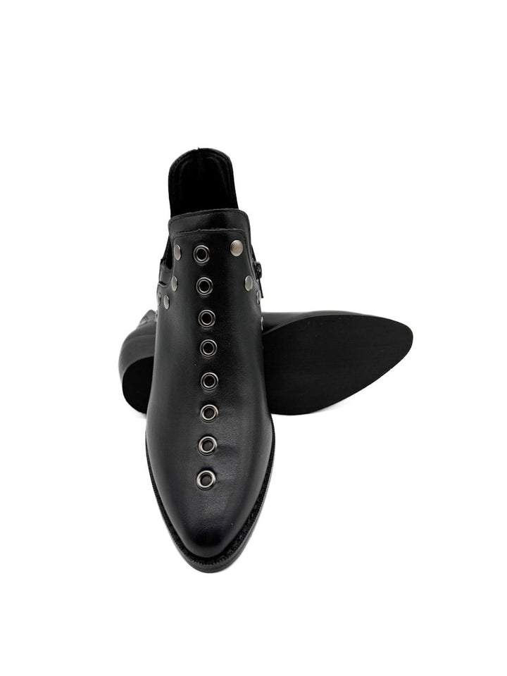 Botines cowboy con tachuelas y cremallera lateral.