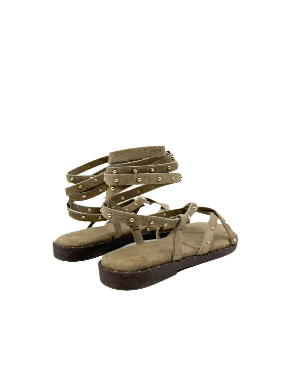 Sandalias Planas Estilo Romano con Tachuelas y Cierre al Tobillo - Colección Verano