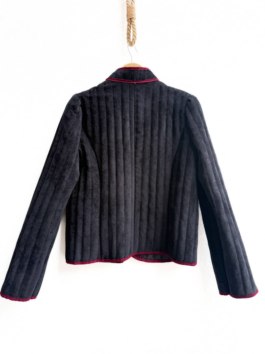 Chaqueta acolchada con detalles en contraste