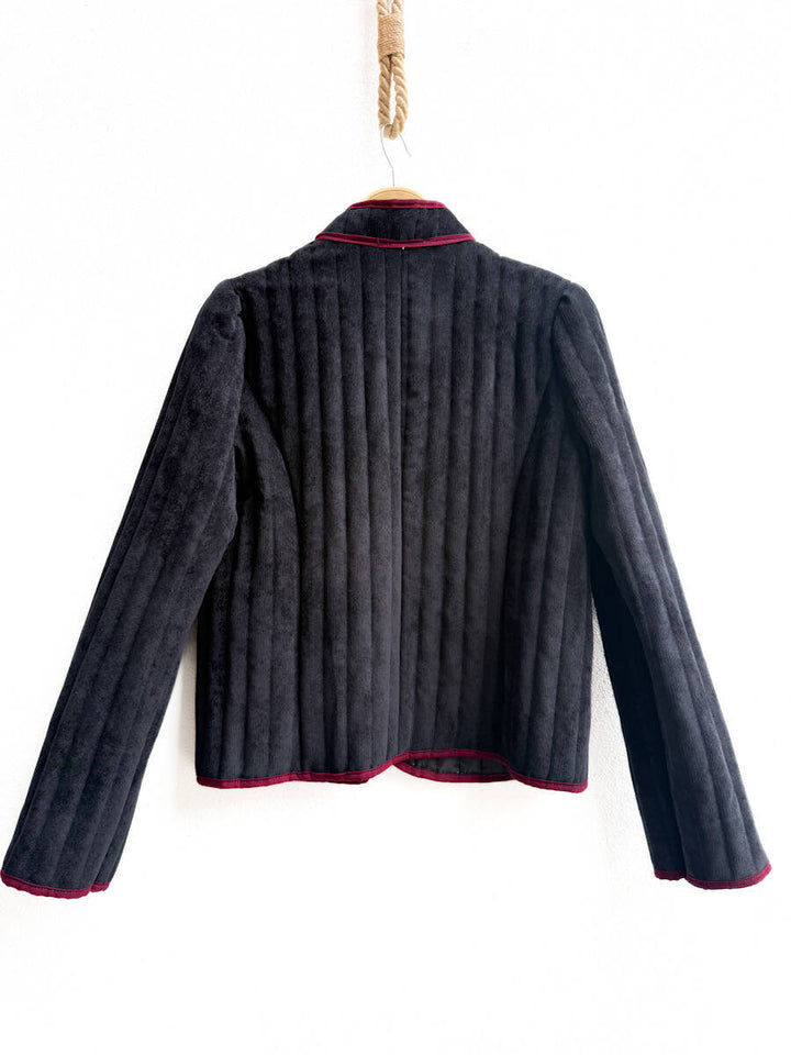 Chaqueta acolchada con detalles en contraste