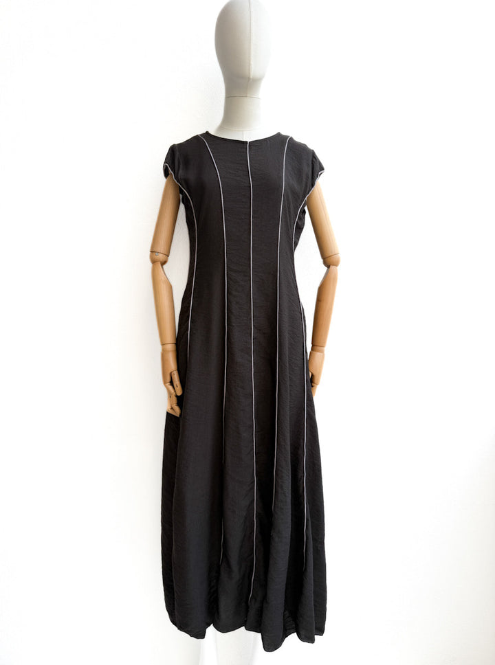 Vestido largo con líneas verticales en contraste – Disponible en varios colores