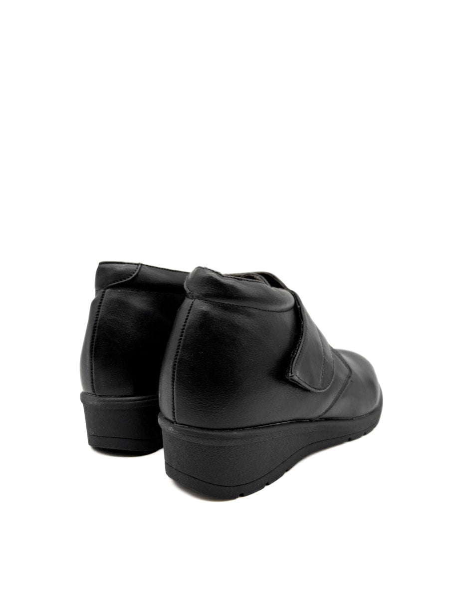 Botines de Cuña Baja con Cierre de Velcro.