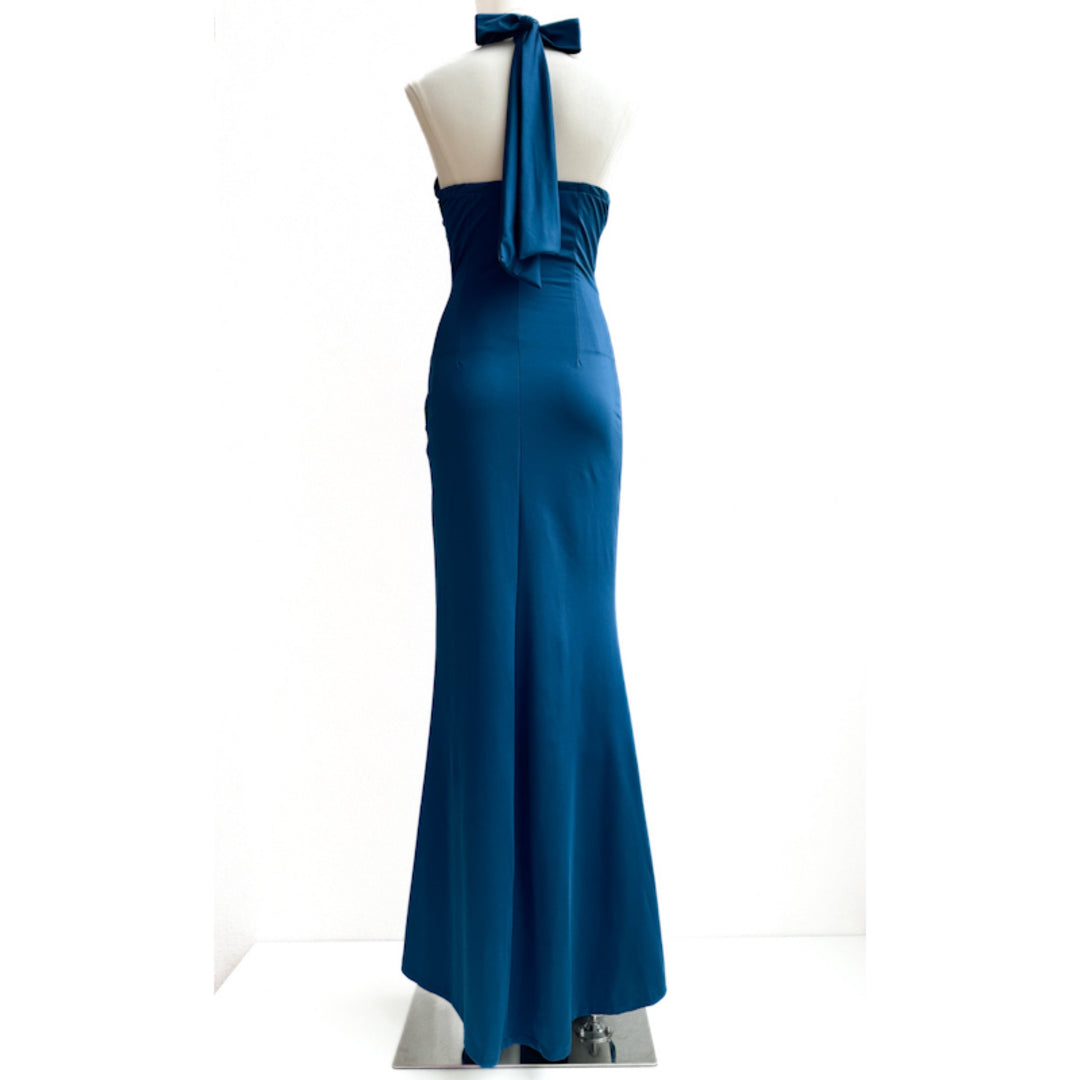 Vestido Largo de Noche con Cuello Halter Estructurado y Lazada.
