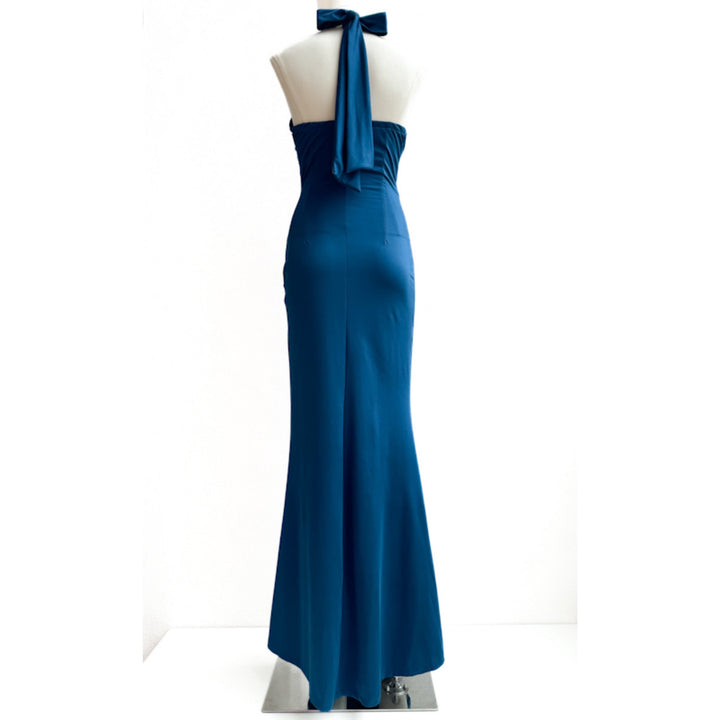 Vestido Largo de Noche con Cuello Halter Estructurado y Lazada.