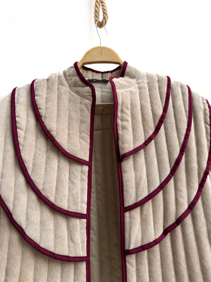 Chaqueta Acolchada con Diseño Escalonado en el Hombro